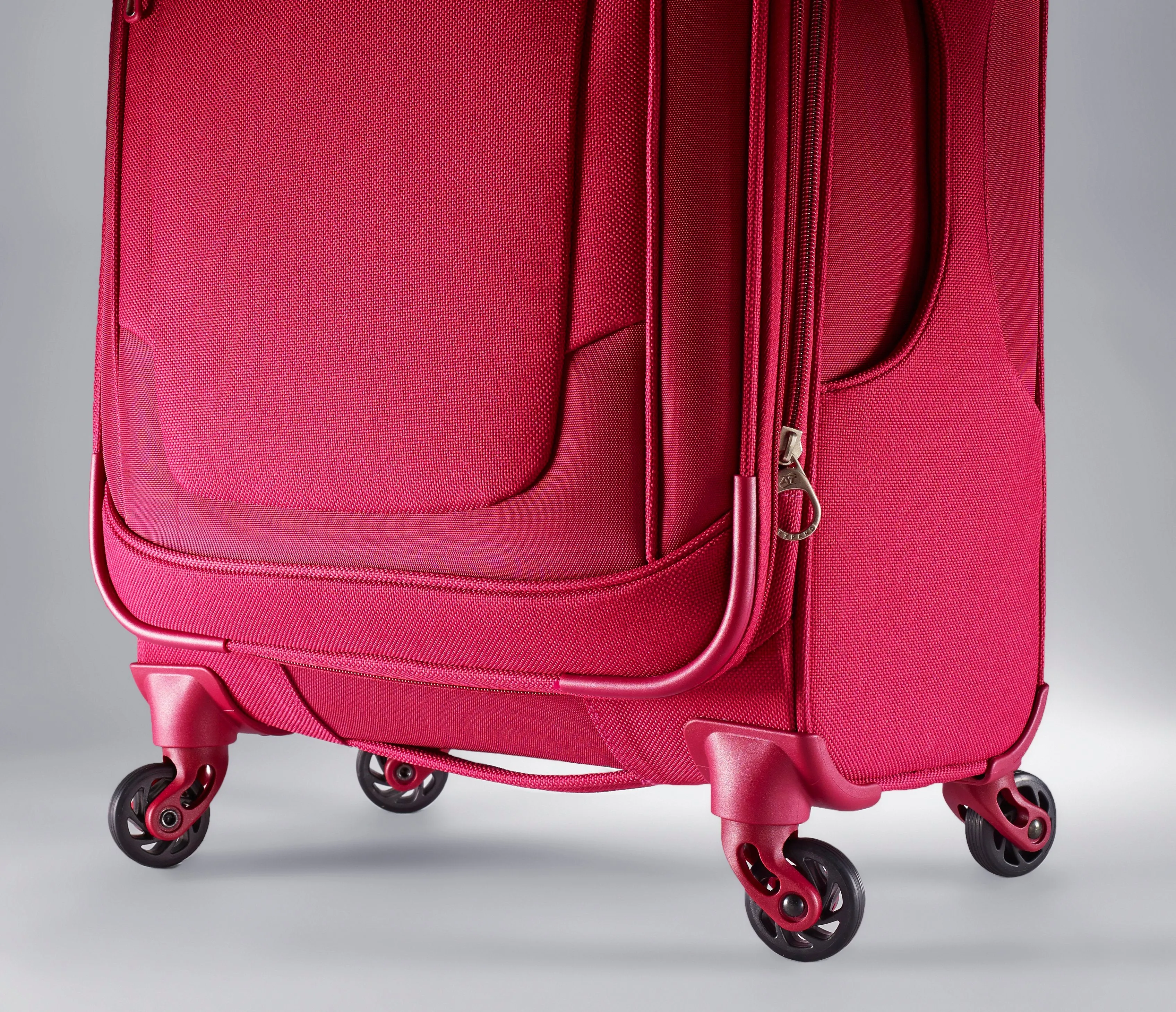 American Tourister Ilite Xtreme  21" 4-Wheel Carry-On Luggage