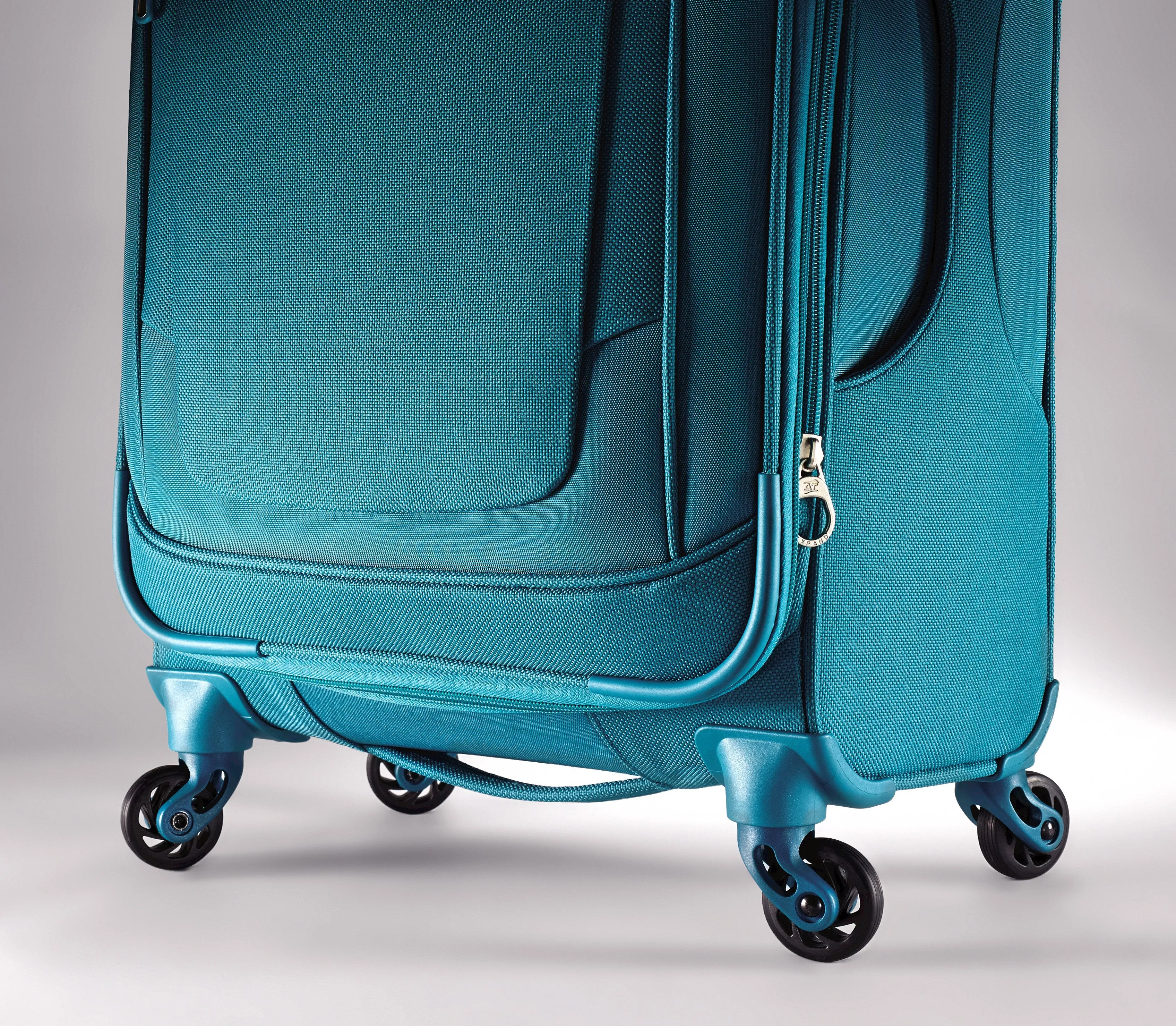 American Tourister Ilite Xtreme  21" 4-Wheel Carry-On Luggage