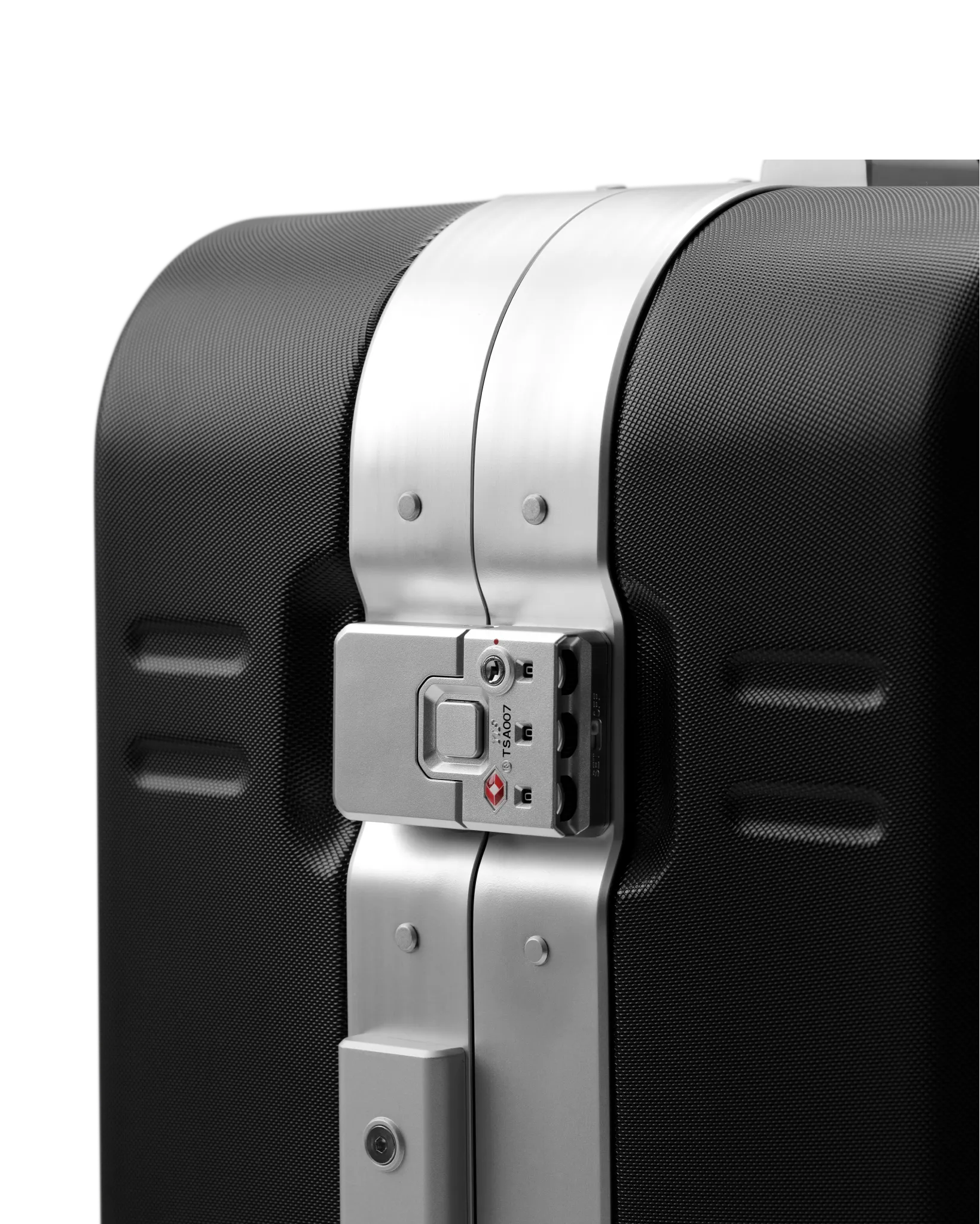 D_b_ Ramverk Pro Medium Check In Spinner Luggage