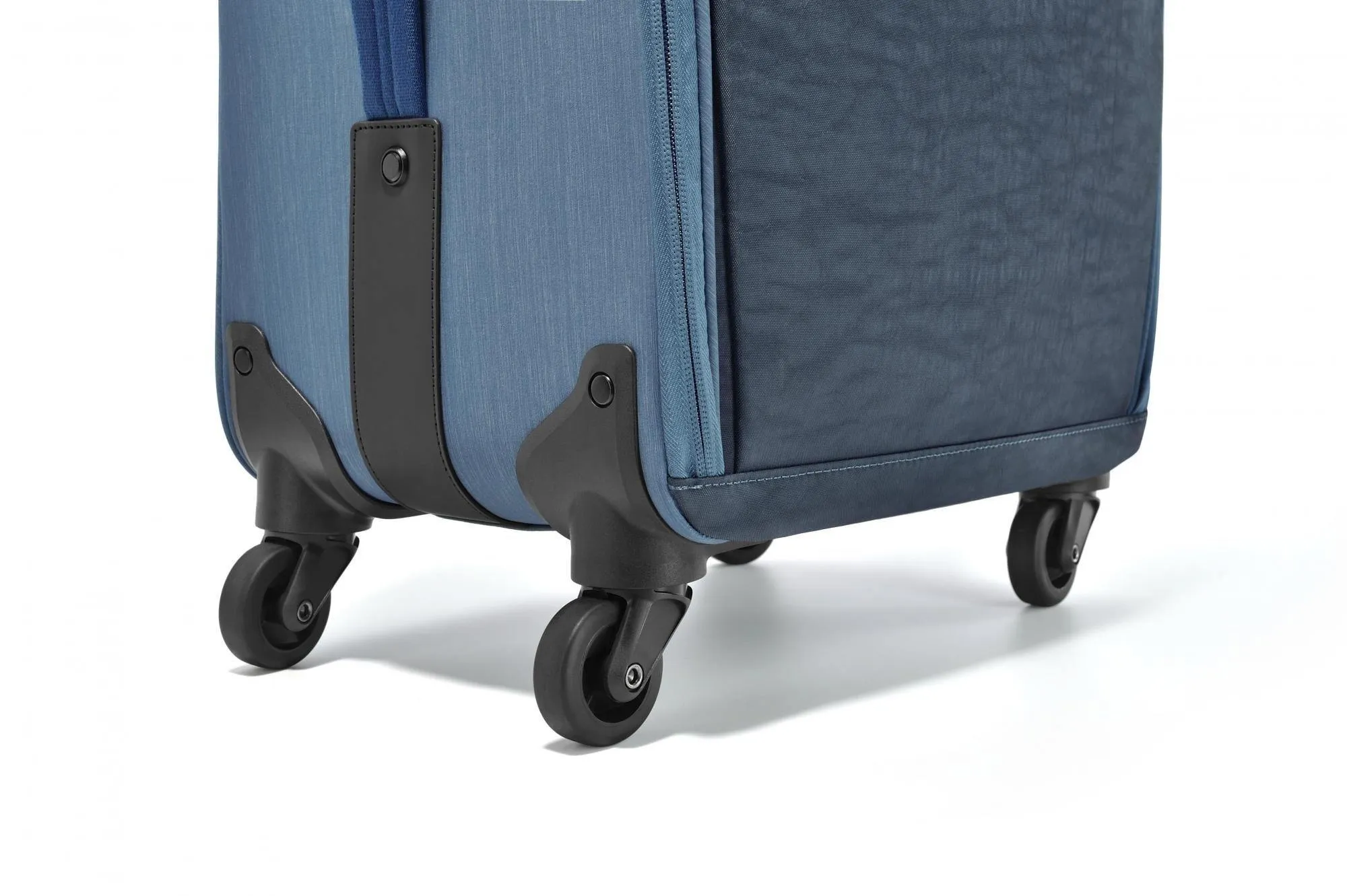ZERO Halliburton Zero New York Greenwich 4-Wheeled Carry-On Spinner