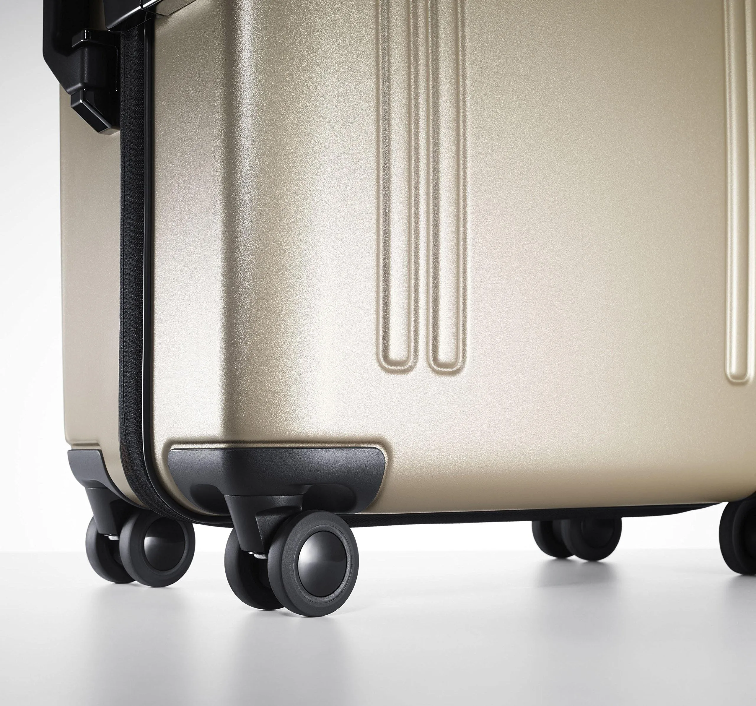 ZERO Halliburton Zro 20" International Carry-On 4-Wheel Spinner Zro20-Gm